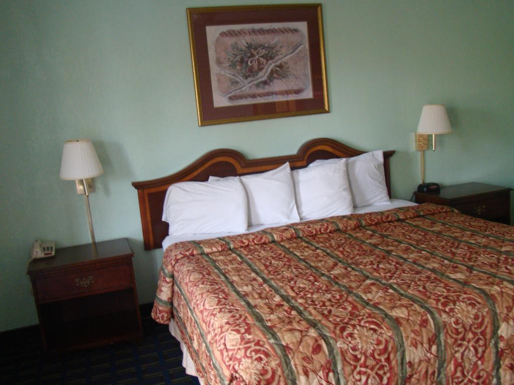 Budget Inn Mount Airy Room photo