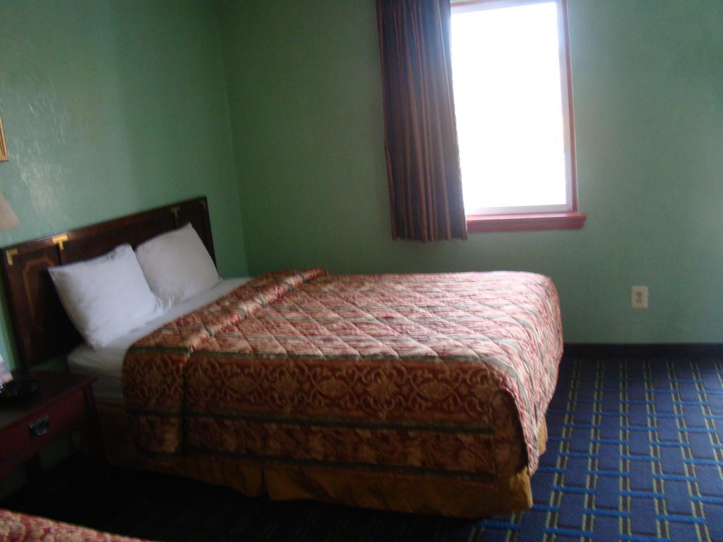 Budget Inn Mount Airy Room photo