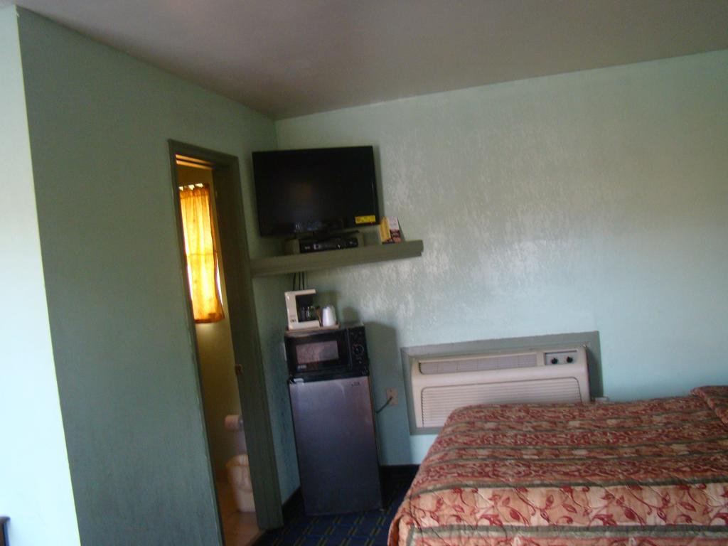Budget Inn Mount Airy Exterior photo